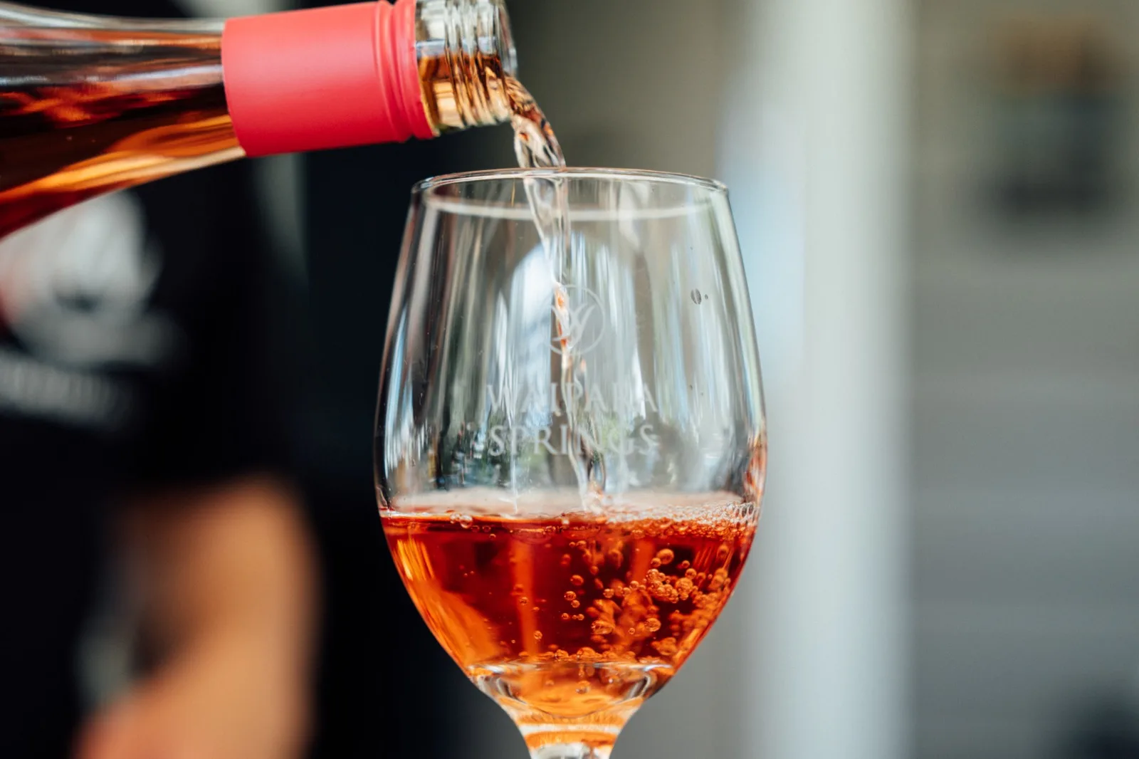 Rosé wine pour